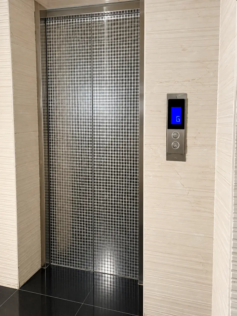 Lift landing door with call station